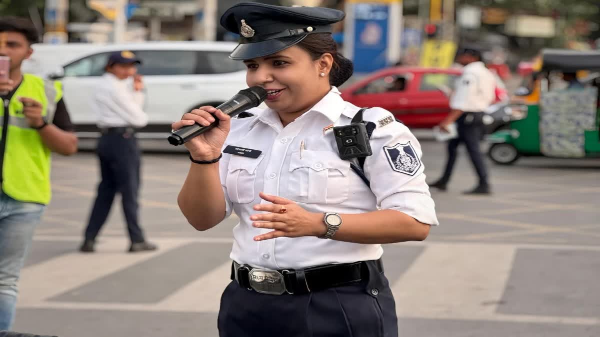 सुरों से ट्रैफिक कंट्रोल, जज्बे से बचाई सांसे, लोग बनाते रहे वीडियो, सुरों वाली पुलिसकर्मी ने पहुंचाया अस्पताल