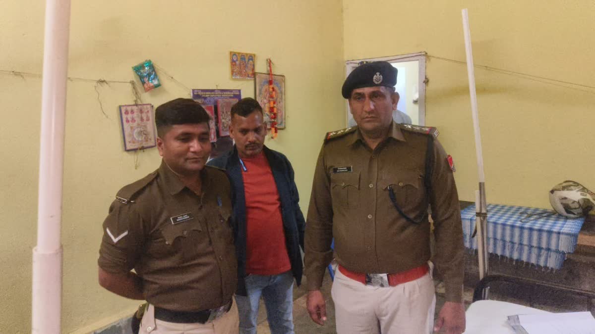 देवघर रेलवे स्टेशन पर लावारिश बैग में मिले हथियार समेत लाखों के चांदी, जांच में जुटी पुलिस