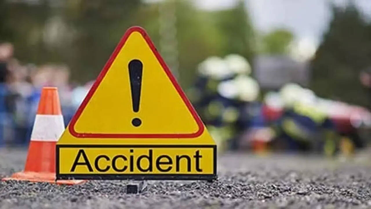 बच्चों का टूर मातम में बदला! पटना घुमाने ले जा रही बस की ट्रक से जबरदस्त टक्कर, दो शिक्षकों ने मौके पर तोड़ा दम, बच्चे घायल