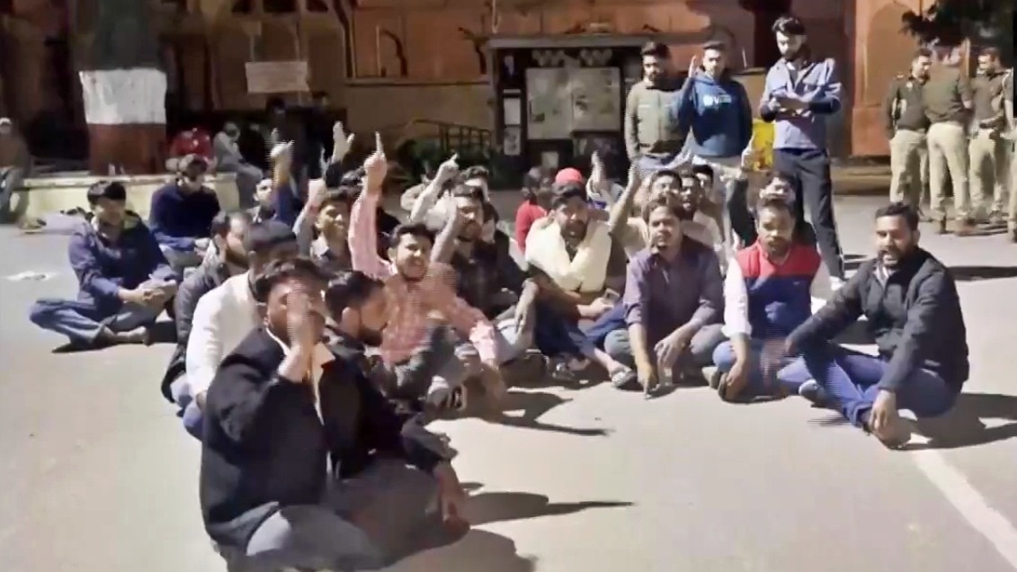 लखनऊ यूनिवर्सिटी में नमाज पढ़ते मुस्लिम छात्रों के पीछे ढाल बने हिंदू छात्र!