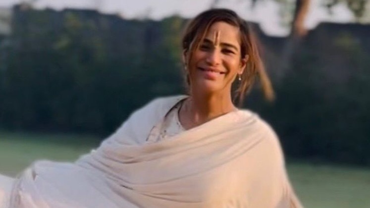 प्रेमानंद महाराज से मिल रो पड़ीं पूनम पांडे, बांके बिहारी के जोड़े हाथ, Video