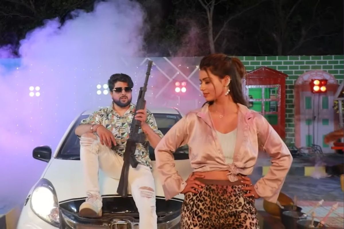 शिल्पी राज का गाना ‘खून से होली' रिलीज, एक्ट्रेस जूली ने रंगों के बीच लगाए ठुमके