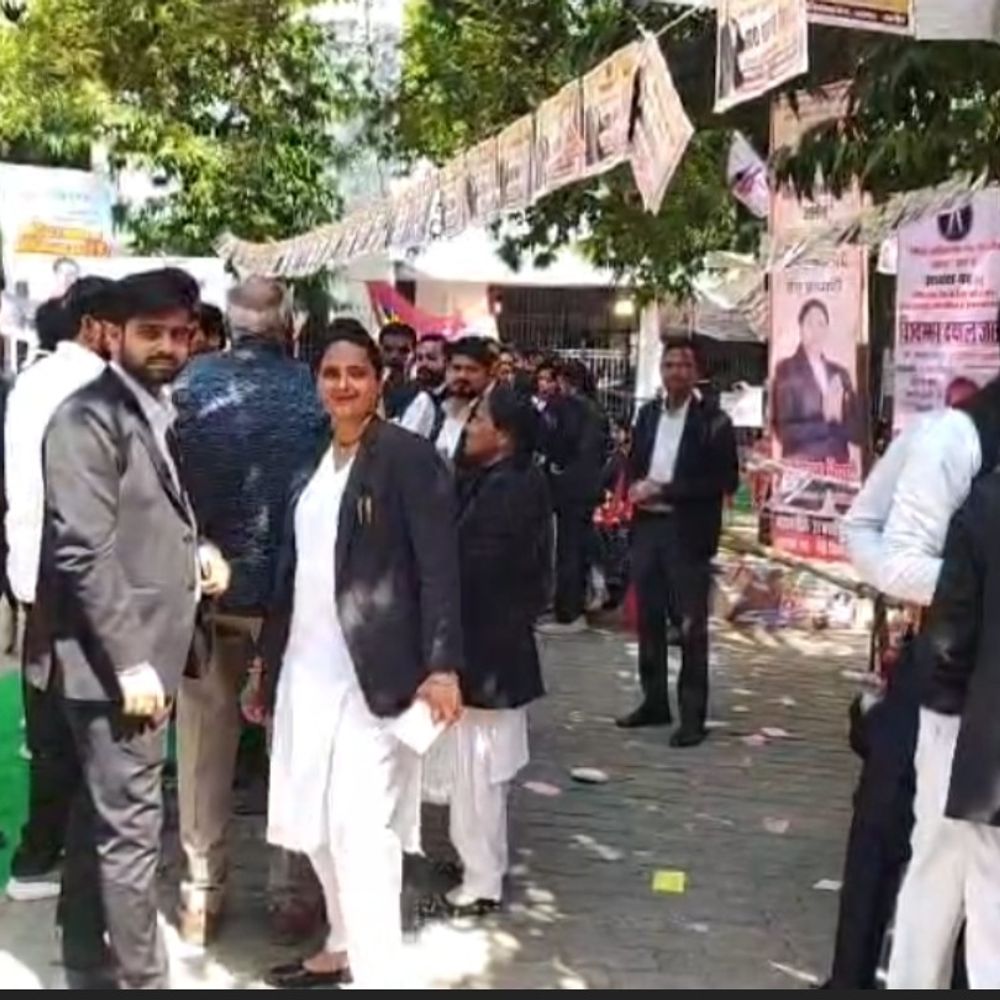 जालौन अधिवक्ता संघ चुनाव के लिए मतदान जारी:दोपहर 1 बजे तक 30 प्रतिशत से अधिक वोट डाले गए