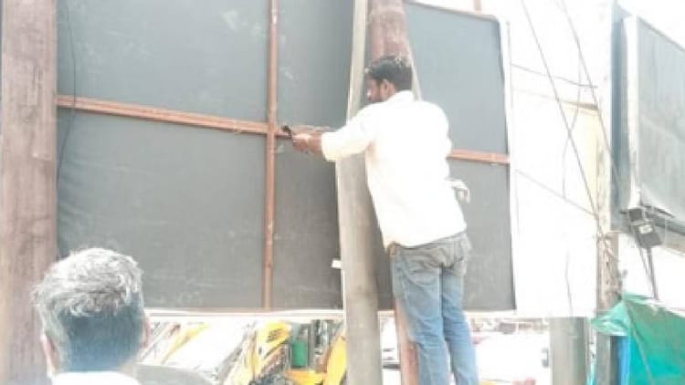Lucknow: छतों पर बिना लाइसेंस नहीं लग पाएंगे होर्डिंग, लागू हुई नई प्रचार नियमावली, अब कटेगी आरसी