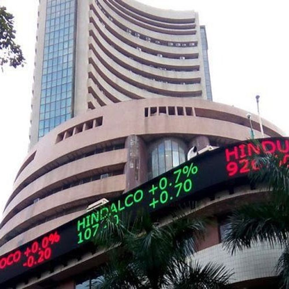 सेंसेक्स में 200 अंक से ज्यादा की गिरावट:83,000 पर कारोबार कर रहा, निफ्टी भी 100 अंक लुढ़का; बैंकिंग और ऑटो शेयर्स में बिकवाली