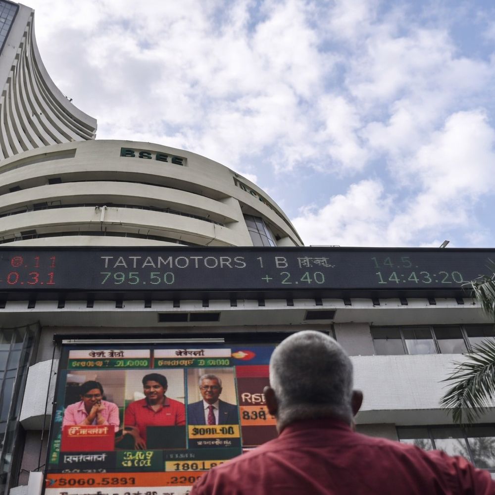 सेंसेक्स 100 अंक गिरकर 82,400 पर आया:निफ्टी भी फ्लैट, 25,440 के करीब कारोबार कर रहा; आईटी शेयरों में बिकवाली