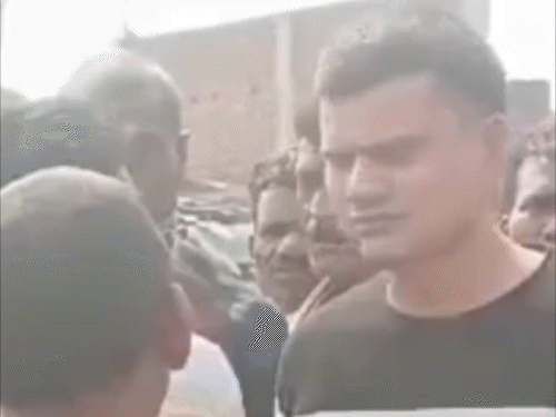 गयाजी में महिला टीचर के पति की बेरहमी से पिटाई:बच्चा चोरी के शक में ग्रामीणों ने पीटा, पुलिस ने बचाई जान; पीड़ित यूपी का रहने वाला है
