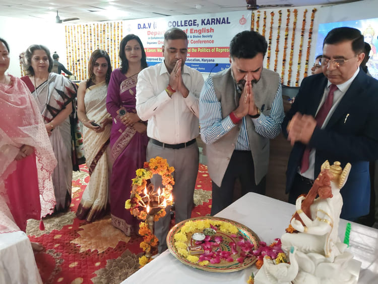 महिलाओं को वैचारिक शब्दावली देता साहित्य : नीरज