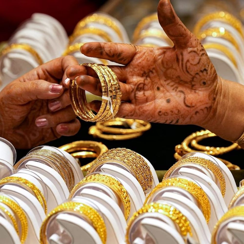 सोना इस हफ्ते ₹687 महंगा, ₹1.52 लाख पर पहुंचा:चांदी ₹2,496 सस्ती हुई, ₹2,42 लाख किलो पर आई