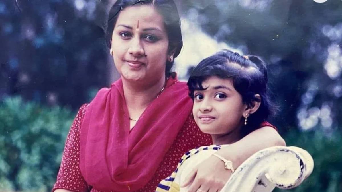 मां के साथ नजर आ रही ये बच्ची अब बन चुकी है सुपरस्टार, पिता और बेटे दोनों की बनी हीरोइन, स्कूल के दोस्त से रचाई शादी