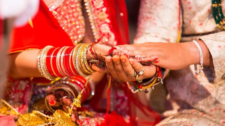 Valentine Day: आज एक-दूजे के होंगे 250 से अधिक जोड़े, वेलेंटाइन डे के लिए बाजार में हो रही उपहारों की खरीदारी