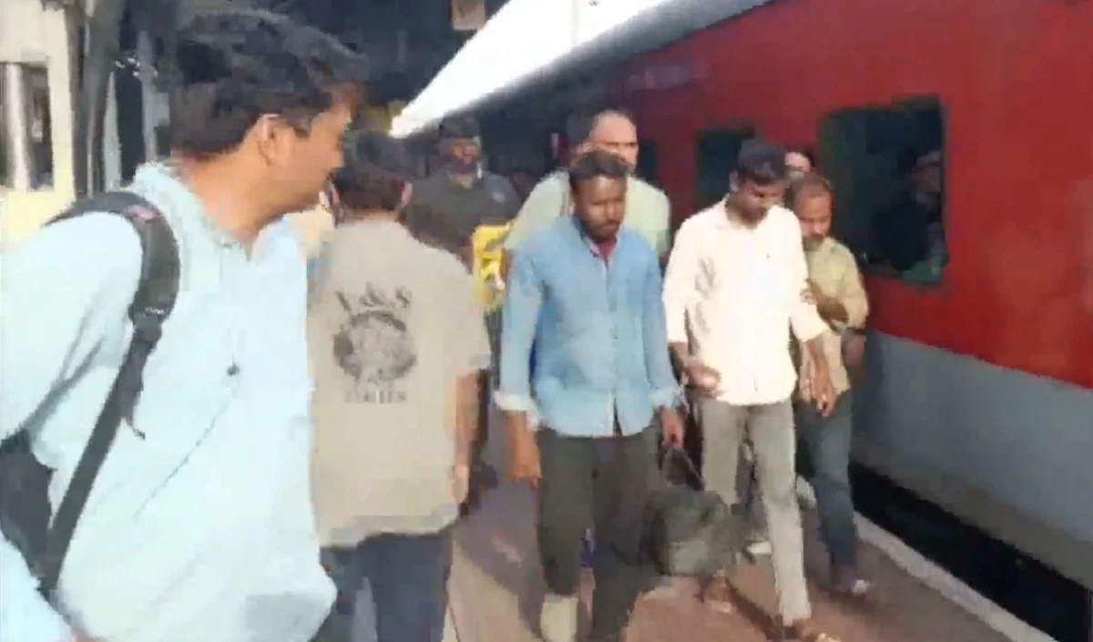 'Free Kashmir' पोस्टर से खुला Delhi Terror Plot, कपड़ा फैक्ट्री में पहचान छिपाकर रह रहे थे आतंकी
