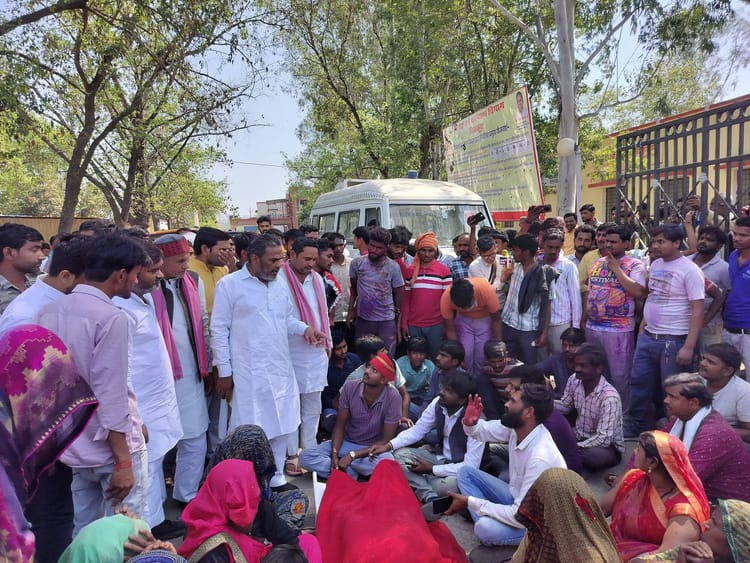 Chitrakoot News: कार की टक्कर से बाइक सवार युवक की इलाज के दौरान मौत, परिजनों ने किया हंगामा