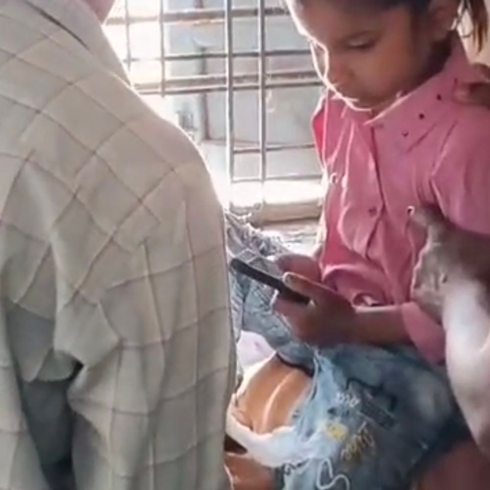 मानपुर सीएचसी में ड्राइवर ने की घायल बच्ची की पट्टी:स्वास्थ्य व्यवस्था पर सवाल, सीएमएचओ ने दिए जांच के आदेश