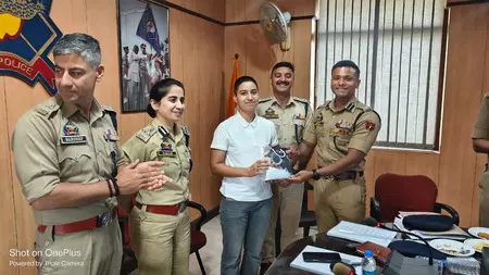 भारतीय सेना में चयनित मृगु सांब्याल का सम्मान, डीआईजी और एसएसपी ने किया सम्मानित