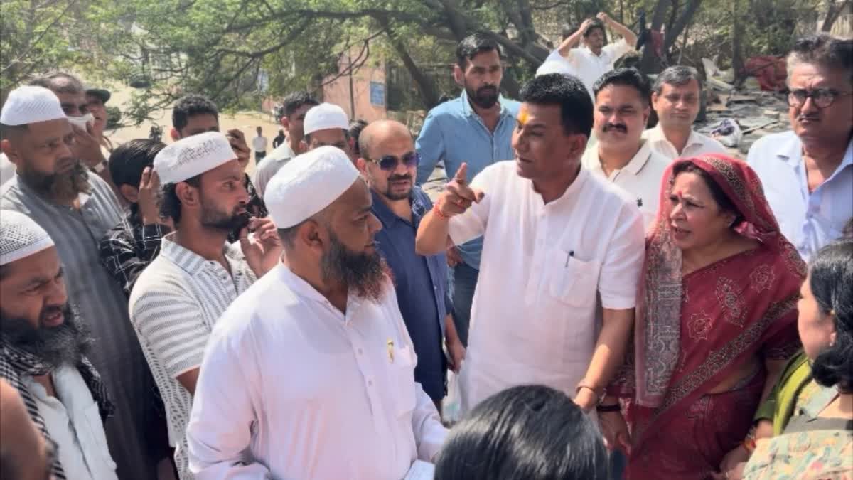 एमसीडी की कार्रवाई पर दुकानदारों और स्थानीय लोगों का हंगामा, सरकारी जमीन पर कब्जे का आरोप