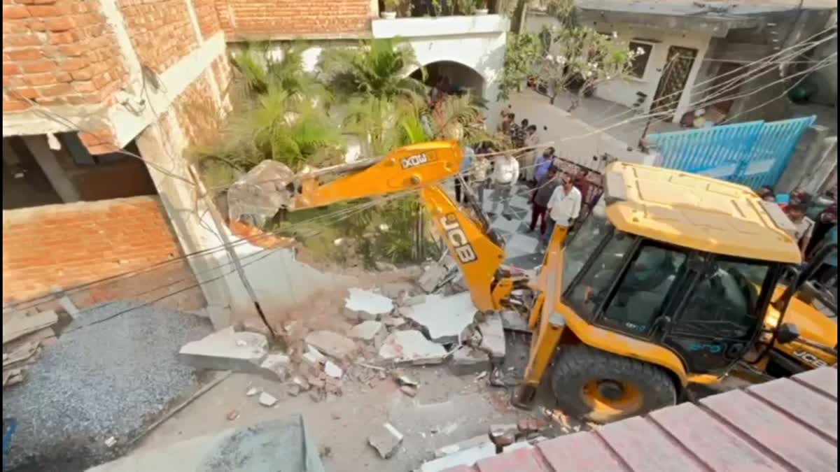 कबाड़ियों पर टूटा प्रशासन का कहर, एक साथ 8 ठिकानों पर चला बुलडोजर, पुल गायब करने वाले गिरोह का मुकेश साहू भी शामिल