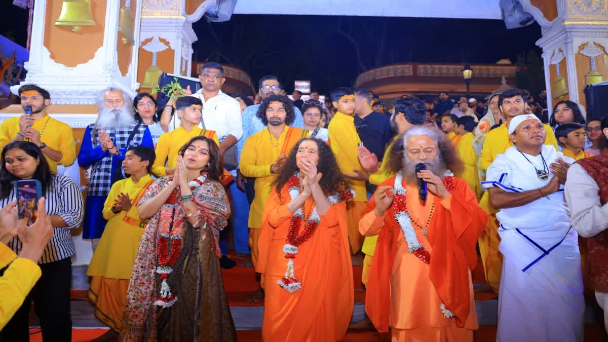 बॉलीवुड अभिनेत्री भूमि पेडनेकर पहुंची ऋषिकेश, परमार्थ निकेतन में गंगा आरती में किया सहभाग