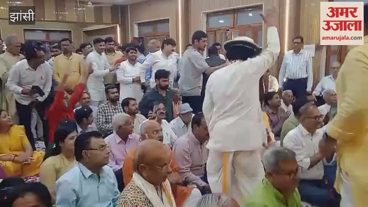 झांसी संघ कार्यालय में मनाया गया रंग उत्सव कार्यक्रम, मौजूद रहे विधान परिषद सभापित व कैबिनेट मंत्री
