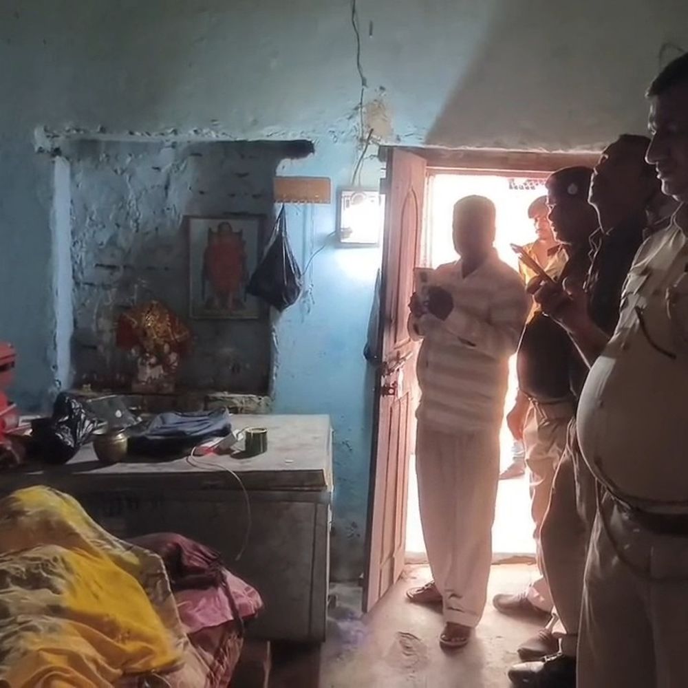 महिला टीचर का घर के बेड पर मिला शव:सुपौल में पति-पत्नी पढ़ाते थे ट्यूशन, गर्दन पर मिले गहरे निशान