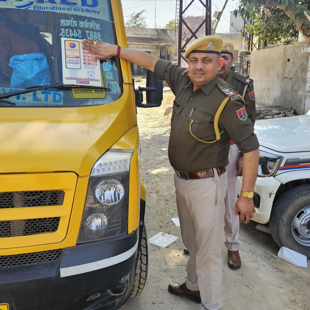 खैरथल-तिजारा में 130 वाहनों पर लगाए क्यूआर कोड:अंतर्राष्ट्रीय महिला दिवस पर राजकॉप सिटीजन ऐप के लिए किया जागरूक
