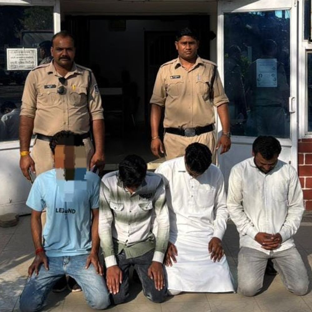 चिकन खरीदने को लेकर चौराहे पर हंगामा, चार गिरफ्तार:देवास के बावड़िया चौराहा पर झगड़ा कर रहे थे युवक, पुलिस ने घेराबंदी कर पकड़ा