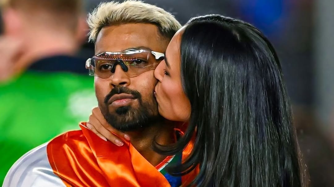 T20 वर्ल्ड कप के स्टेज पर लेटे हार्दिक-माहिका, भड़के यूजर्स