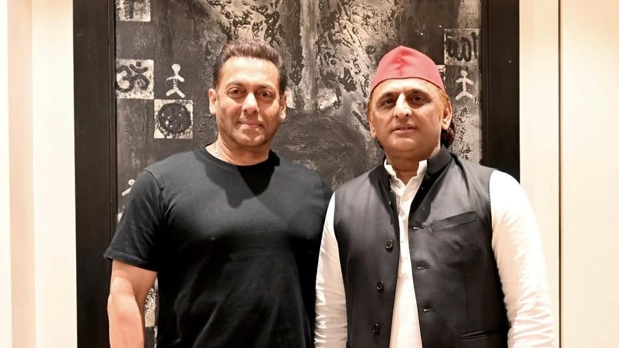 सलमान से मिलने मुंबई गए अखिलेश यादव, फैन्स बोले- भैया संग भाईजान