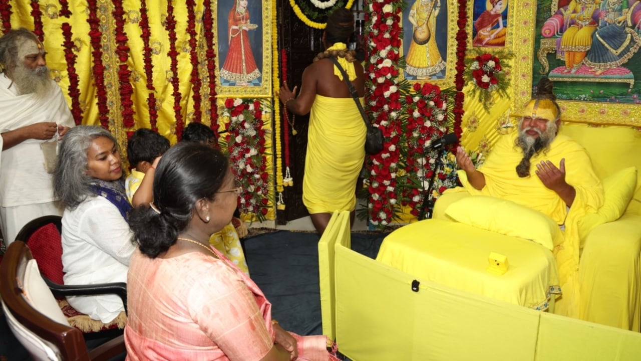 राष्ट्रपति मुर्मू ने आश्रम में की प्रेमानंद महाराज से मुलाकात, राधे-राधे कहकर हुआ स्वागत