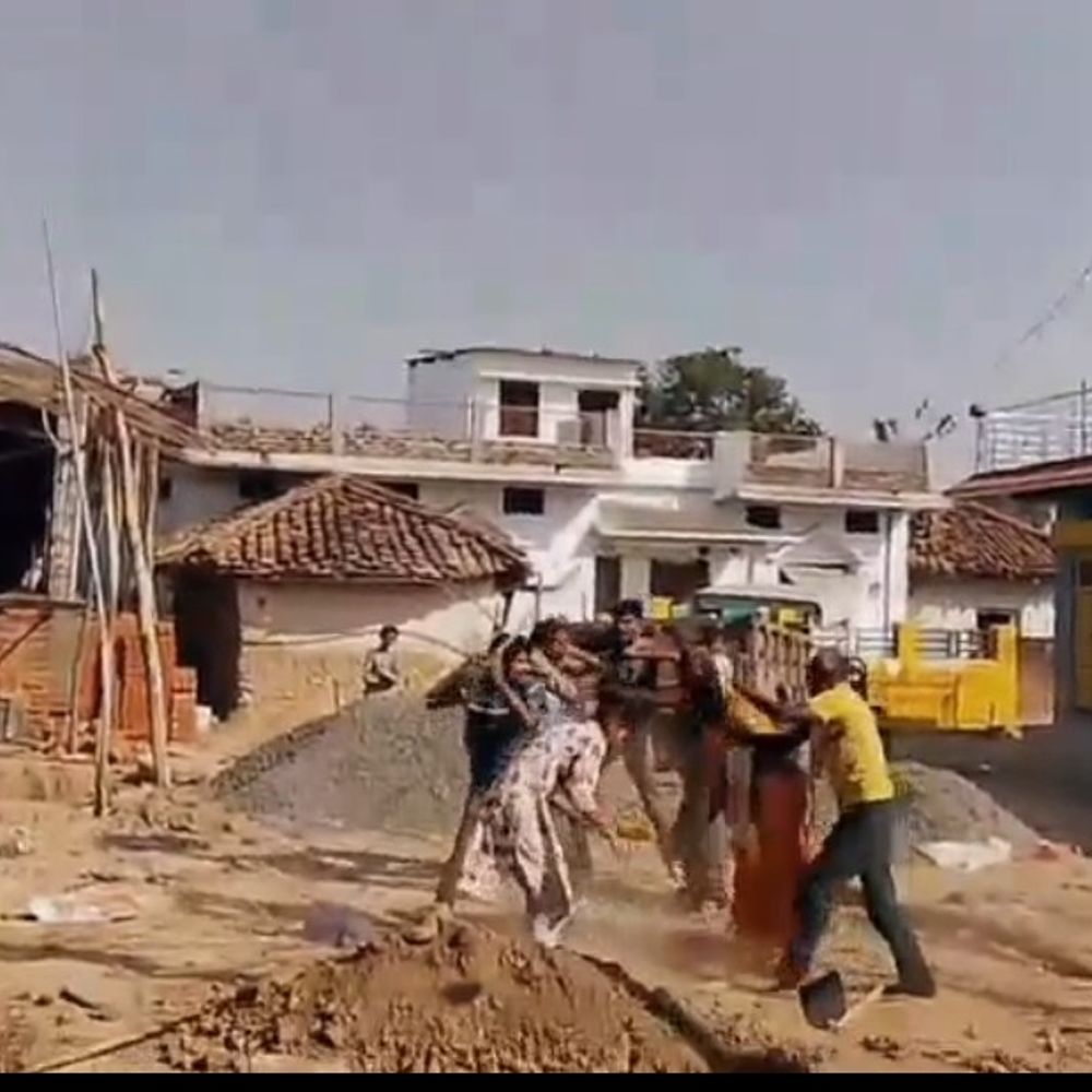 पड़वार गांव में आवास निर्माण पर विवाद- VIDEO:दो पक्षों में लाठी-डंडे चले, चार लोगों पर केस दर्ज