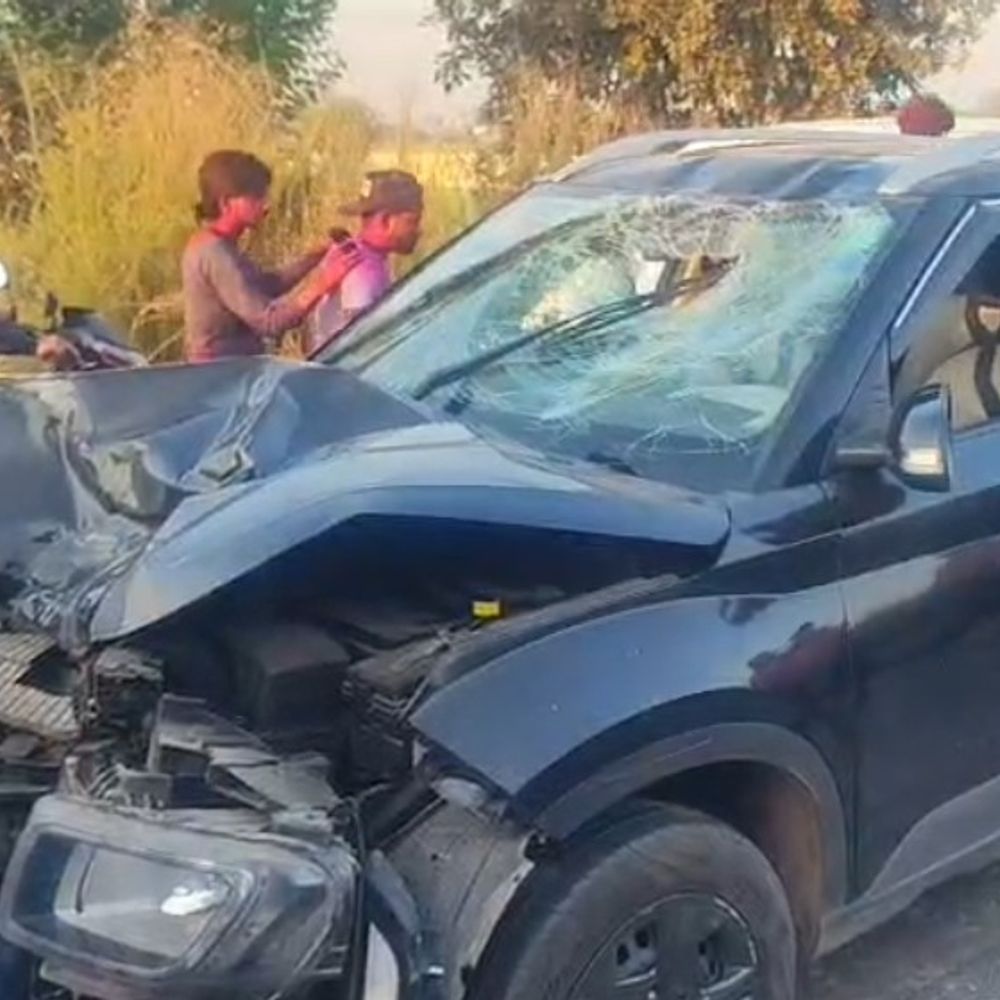 एटा में कार-बाइक की टक्कर, एक की मौत:जलेसर थाना क्षेत्र में हुआ हादसा, एक गंभीर घायल अस्पताल में भर्ती