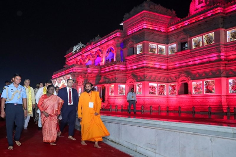 राष्ट्रपति द्रौपदी मुर्मु ने इस्कॉन और प्रेम मंदिर में की पूजा-अर्चना, बच्चों को बांटी चॉकलेट