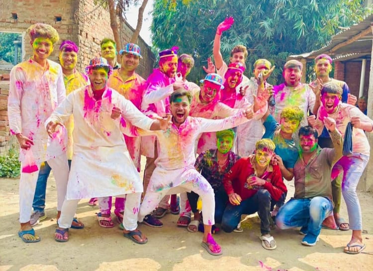 Deoria News: डीजे की धुन पर थिरकी युवाओं की टोलिया