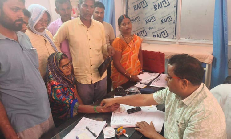 Chandauli News: हड्डी रोगियों से भरी अस्पताल की ओपीडी