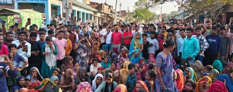 Fatehpur News: बोलेरो की टक्कर से बाइक सवार की मौत, शव रखकर ग्रामीणों ने लगाया जाम