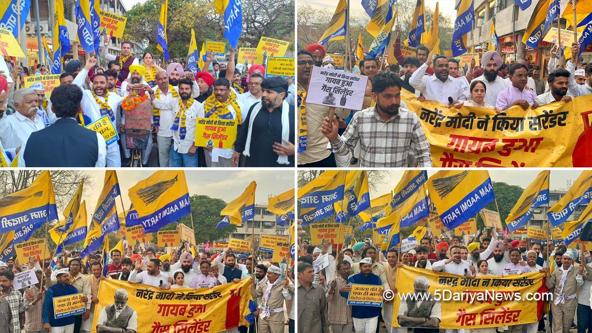 नरेंद्र मोदी ने किया सरेंडर-गायब हुआ गैस सिलेंडर!
