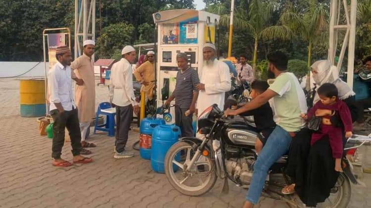 UP: मुरादाबाद में पेट्रोल पंपों पर अचानक बढ़ी डीजल-पेट्रोल की बिक्री, रेट बढ़ने की आशंका के चलते कर रहे डंप