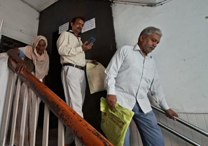 Lucknow News: 50 सीढ़ियां चढ़कर पहुंचीं 90 वर्ष की वृद्धा, अफसरों को फटकार