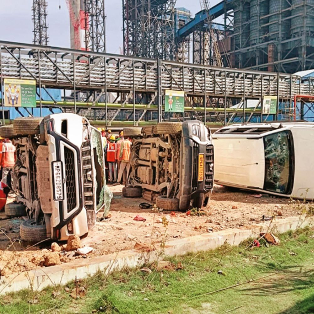 श्रमिक की मौत के बाद बवाल:अदाणी पावर प्लांट में वाहनों में तोड़फोड़, दफ्तर भी फूंका