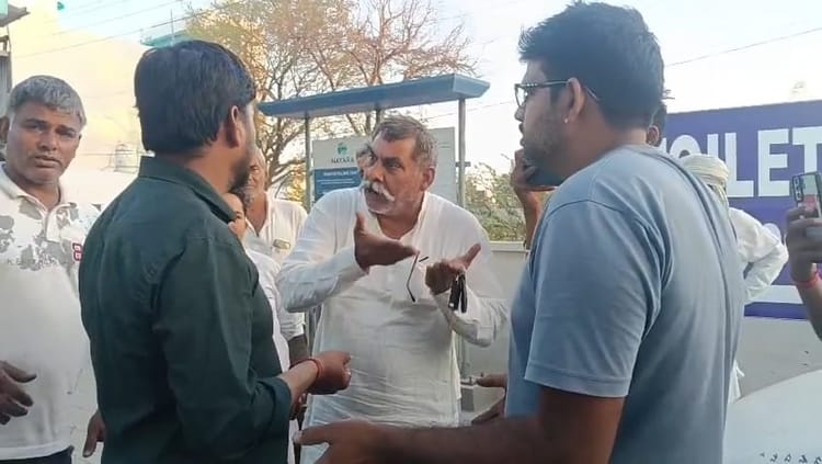 Charkhi Dadri News: 6 लीटर कम तेल डाले जाने पर किसानों ने पेट्रोल पंप पर किया हंगामा