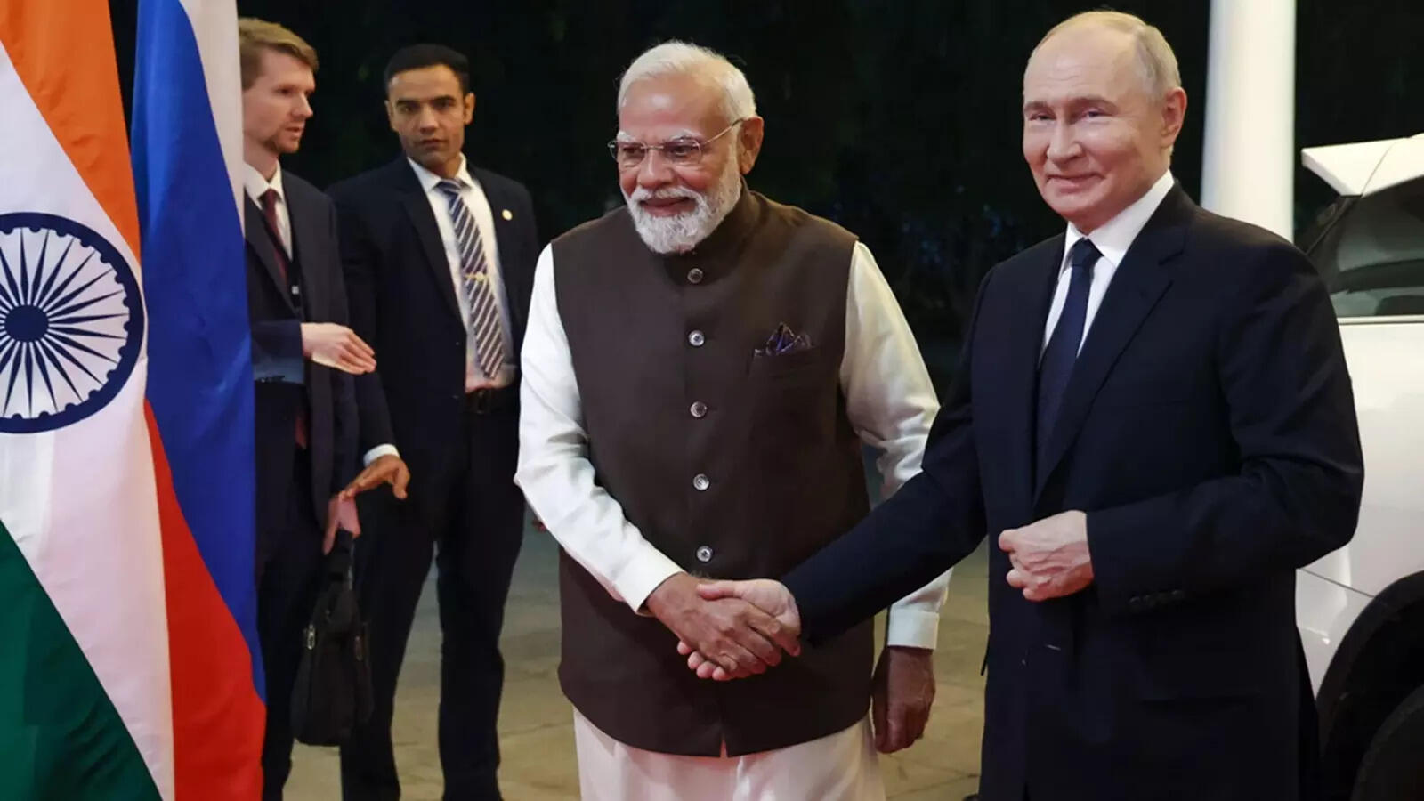 भारत को रूसी तेल खरीदने के लिए किसी की अनुमति की आवश्यकता नहीं, अधिकारियों की दो टूक