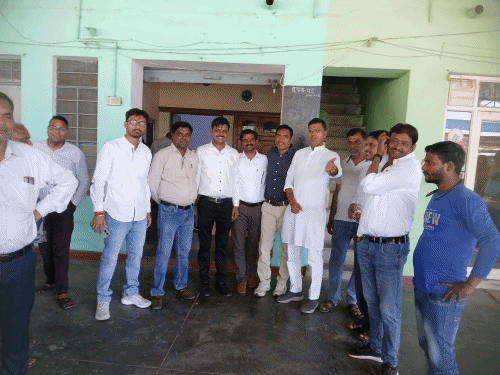 सर्वेश गुप्ता और दीनदयाल गुप्ता के बीच रोचक मुकाबला:खैरथल अनाज मंडी व्यापार समिति चुनाव, 3 बजे तक हुआ मतदान