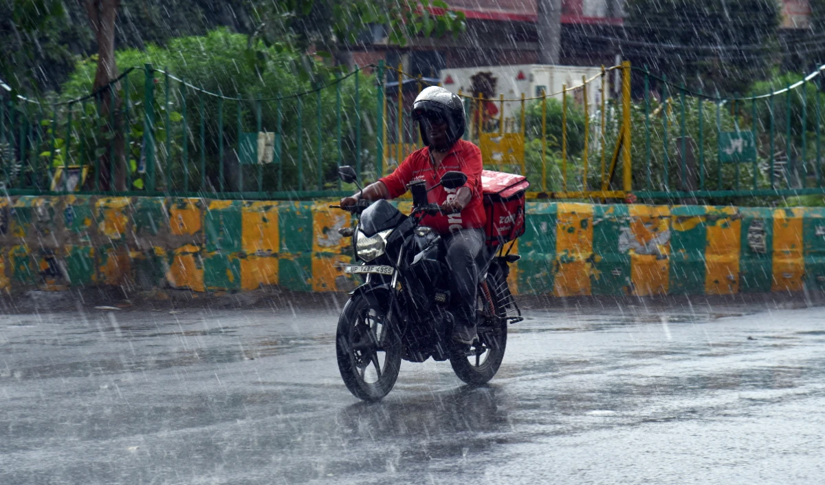 IMD weather Update: भीषण गर्मी के बीच राहत की खबर, पश्चिमी विक्षोभ से दिल्ली-UP सहित इन राज्यों में बारिश और गरज का अनुमान