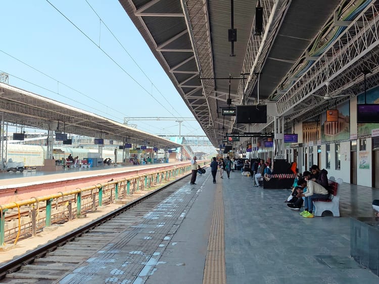 Rewari News: रेवाड़ी जंक्शन पर लगेंगे 60 नए साइन बोर्ड, ब्रेल लिपि में भी मिलेंगे दिशा-निर्देश