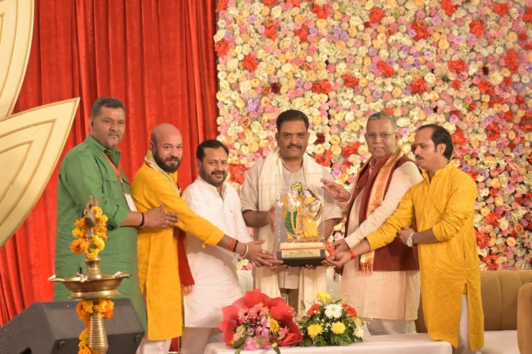 Lucknow News: राधा रानी के जन्मोत्सव की कथा सुन श्रद्धालु भाव विभोर