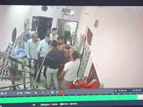 आगरा में बच्चे के नामकरण में पति-पत्नी के बीच मारपीट:पति घर से लापता, चिट्‌ठी में लिखा- ऐसे लोगों के कारण लड़के मर जाते हैं