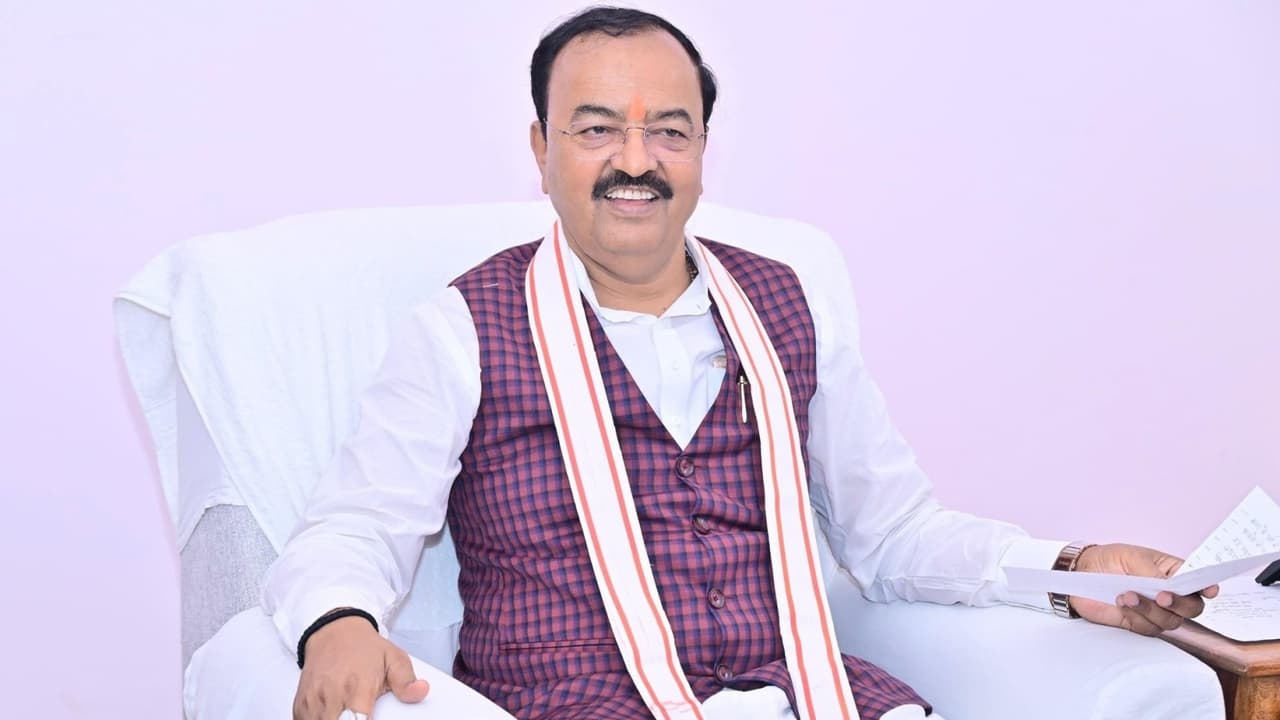 UP Deputy CM Helicopter Scare: उड़ान के 15 मिनट बाद अचानक बंद हुआ डिस्प्ले, कॉकपिट में भर गया धुआं