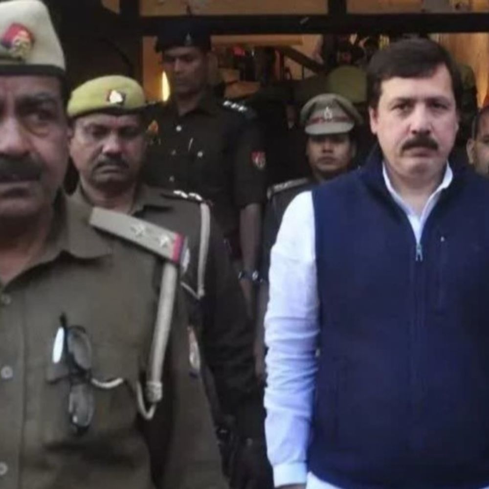 वाराणसी टकसाल सिनेमा शूटआउट में EX.MP धनंजय सिंह पेश:विधायक अभय के गवाहों पर उठाए सवाल, 24 साल पुराने गोलीकांड के सबूतों को फिर खंलागने की अपील