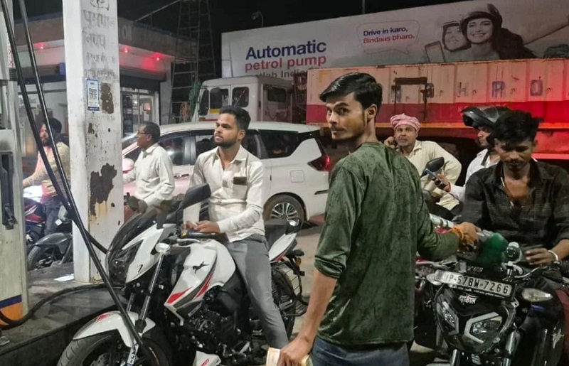 ईरान युद्ध के चलते कई देशों में आसमान पर पहुंचे पेट्रोल-डीजल के दाम, भारत में अब तक राहत