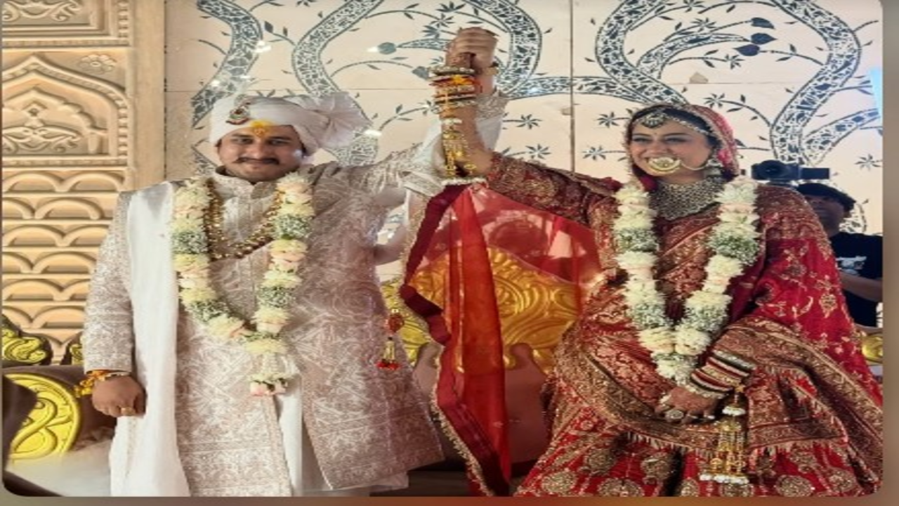 लाल जोड़े में सजीं यामिनी सिंह, आम्रपाली दुबे ने दी शादी की बधाई